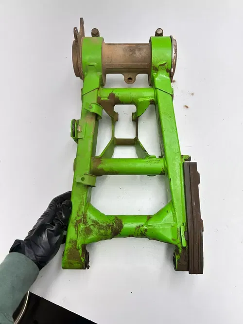 2000 Kawasaki Mojave 250 KSF250 OEM Swing Arm Axle Carrier Brake Mount Free Ship