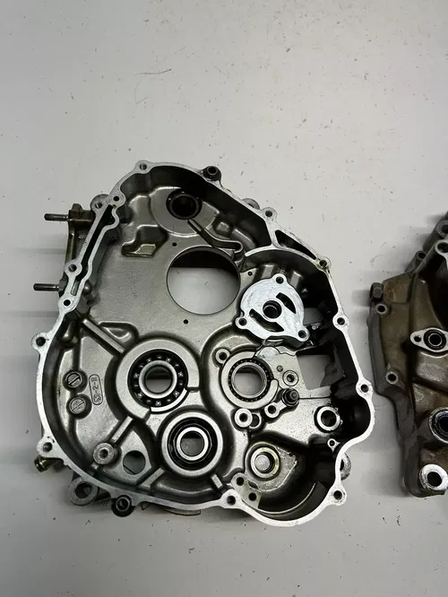 1996 96 Suzuki DR350SE DR 350 se OEM Crankcase Cases Case Engine Motor Plug