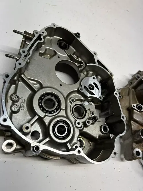 1996 96 Suzuki DR350SE DR 350 se OEM Crankcase Cases Case Engine Motor Plug