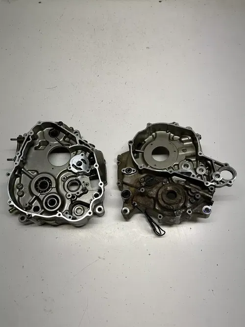 1996 96 Suzuki DR350SE DR 350 se OEM Crankcase Cases Case Engine Motor Plug