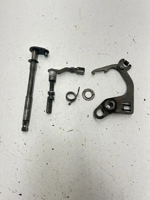 77 1977 Yamaha IT175 it 175 1w2-007110 OEM Shifter Shaft Clutch Arm Pivot Mount