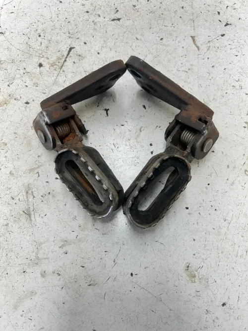 82 1982 Yamaha XT250J Xt 250 j OEM Foot Pegs Footpegs Mount Mounts Footrest Rest