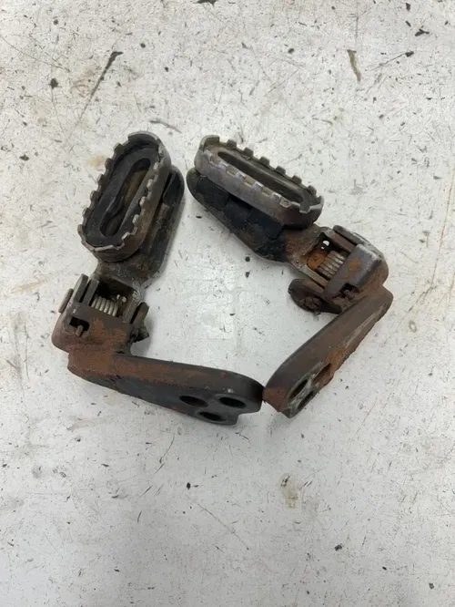 82 1982 Yamaha XT250J Xt 250 j OEM Foot Pegs Footpegs Mount Mounts Footrest Rest