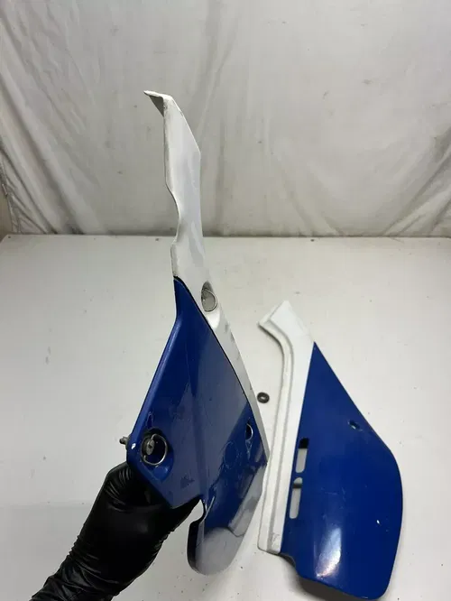 1994 94 Honda XR600R Xr 600 r OEM Side Cover Plastic Fender Shroud Lid Screw