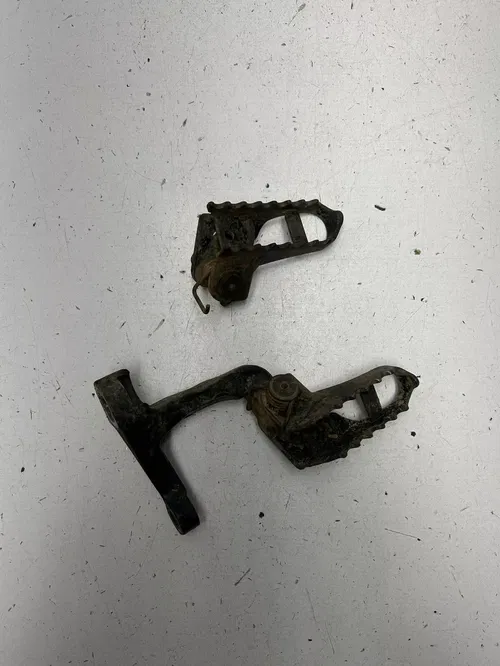 85 1985 Honda XR350R xr 350 r OEM LOT Foot Pegs Peg Footpeg Mount Spring