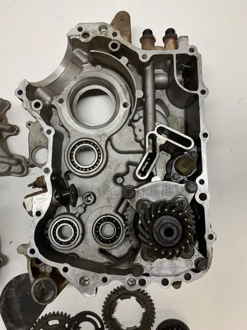 2005 05 Yamaha Bruin 350 YFM350 4x4 Crankcase Cases Drive Gear Trans Bevel Shaft