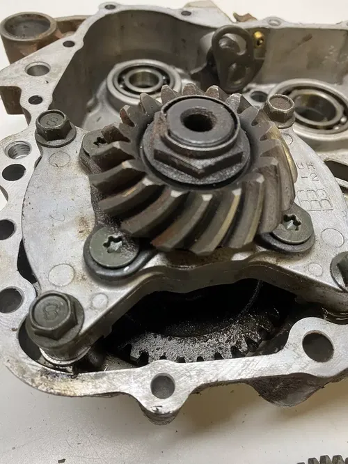 2005 05 Yamaha Bruin 350 YFM350 4x4 Crankcase Cases Drive Gear Trans Bevel Shaft