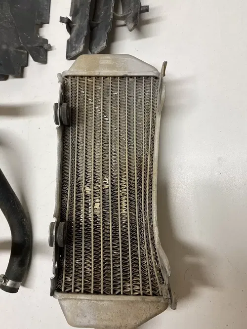 1999 99 Suzuki RM250 Rm 250 Rad Radiator Lines Shrouds BENT FREE US SHIP