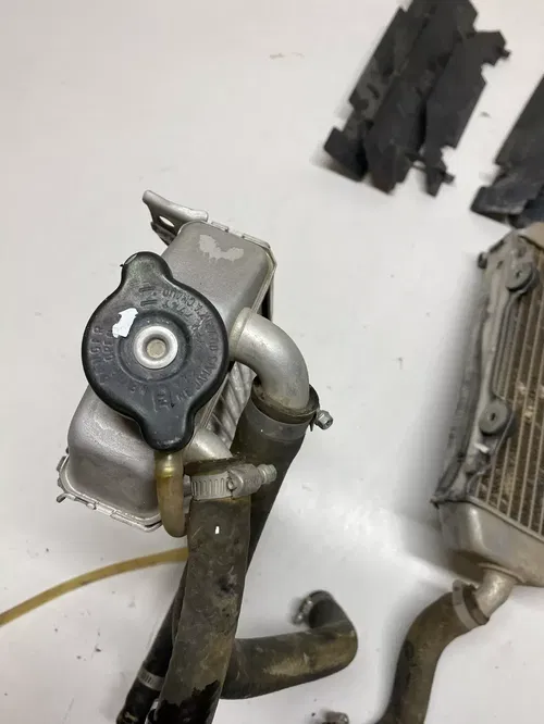 1999 99 Suzuki RM250 Rm 250 Rad Radiator Lines Shrouds BENT FREE US SHIP