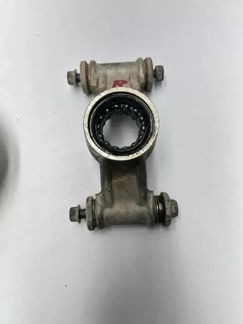 05 2005 Yamaha Kodiak 450 IRS 4x4 OEM Rear Right Knuckle Hub Mount Spindle Lug