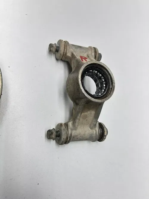 05 2005 Yamaha Kodiak 450 IRS 4x4 OEM Rear Right Knuckle Hub Mount Spindle Lug