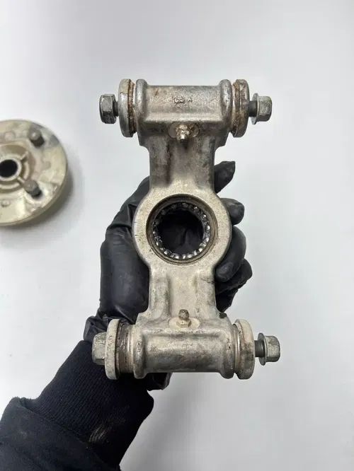 05 2005 Yamaha Kodiak 450 IRS 4x4 OEM Rear Right Knuckle Hub Mount Spindle Lug