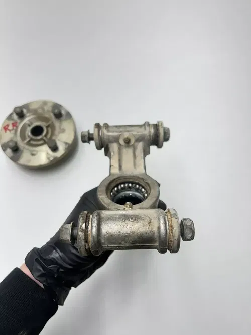 05 2005 Yamaha Kodiak 450 IRS 4x4 OEM Rear Right Knuckle Hub Mount Spindle Lug