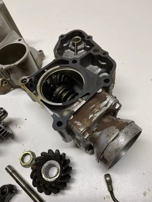 1998 98 KAWASAKI BAYOU KLF 220 GOOD Trans Transmission Clutch Cover Drive Gear