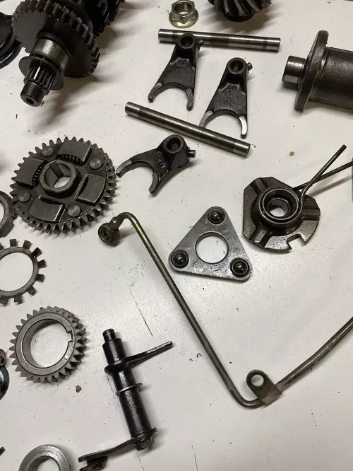 1998 98 KAWASAKI BAYOU KLF 220 GOOD Trans Transmission Clutch Cover Drive Gear