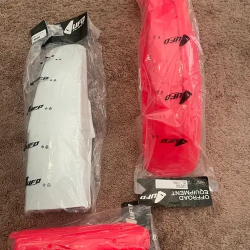 1-800 McGrath Graphics & UFO Plastics