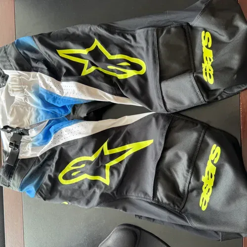 Alpinstar Riding Gear
pants jersey and gloves