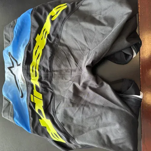 Alpinstar Riding Gear
pants jersey and gloves