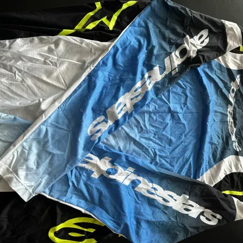 Alpinstar Riding Gear
pants jersey and gloves