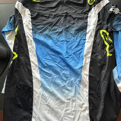 Alpinstar Riding Gear
pants jersey and gloves