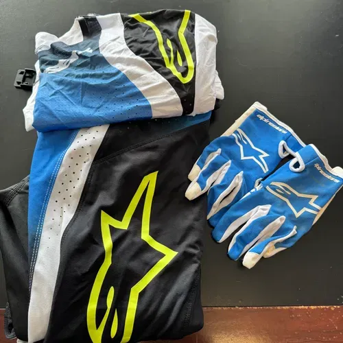Alpinstar Riding Gear
pants jersey and gloves