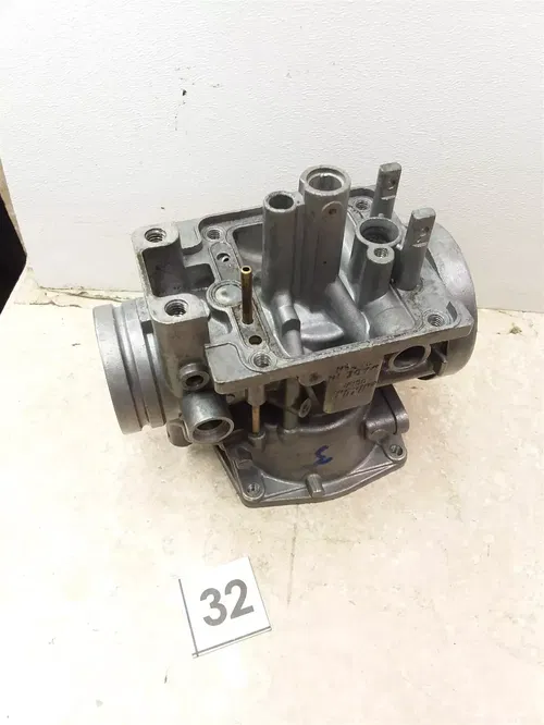 Yamaha XJ1100 Maxim Carburetor Right Inside Body #32 1982 1983 UO AP-390