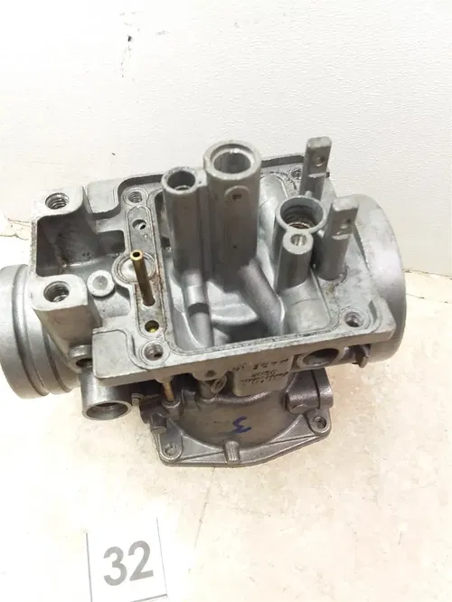 Yamaha XJ1100 Maxim Carburetor Right Inside Body #32 1982 1983 UO AP-390