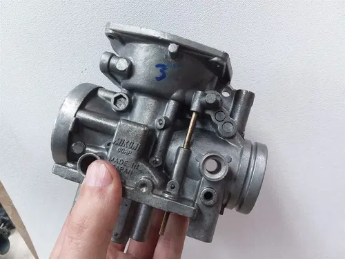 Yamaha XJ1100 Maxim Carburetor Right Inside Body #32 1982 1983 UO AP-390