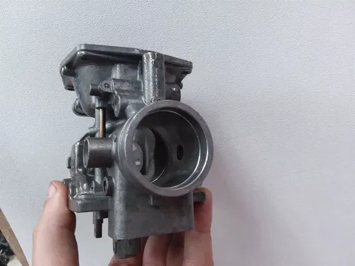 Yamaha XJ1100 Maxim Carburetor Right Inside Body #32 1982 1983 UO AP-390