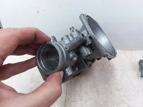 Yamaha XJ1100 Maxim Carburetor Right Inside Body #32 1982 1983 UO AP-390
