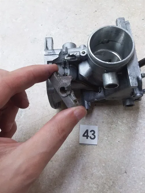 Yamaha FZR1000 Carburetor RIGHT Outside Body 1987 1988 SA #43 SA AP-369