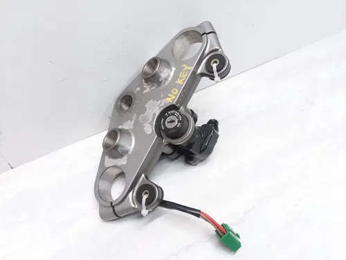 SUZUKI VX-800 1990 VX800 TOP TRIPLE TREE FORK CLAMP & IGNITION SWITCH PA AP-209