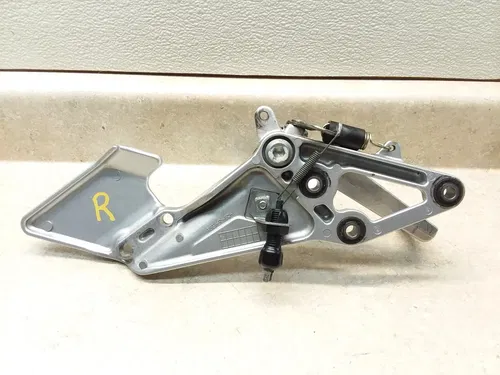 1995 Suzuki GSXR 1100 Right Front Footrest Mount Bracket GSXR1100-W PA AP-304