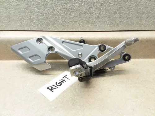 1995 Suzuki GSXR 1100 Right Front Footrest Mount Bracket GSXR1100-W PA AP-304