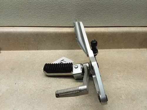 1995 Suzuki GSXR 1100 Right Front Footrest Mount Bracket GSXR1100-W PA AP-304