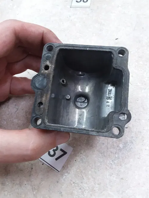 Yamaha XJ1100 Maxim Carburetor Float Bowl #37 1982 1983 UO AP-390