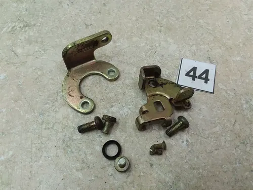 Suzuki GS850 Carburetor Throttle Adjuster Mount Brackets 1980 1981 #44 UO AP-403