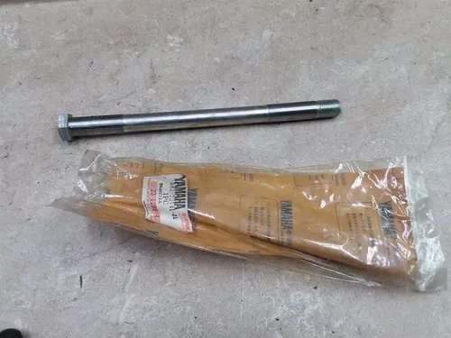 Yamaha XT500 TT500 NOS Swingarm Bolt 583-22141-01 PA RP-