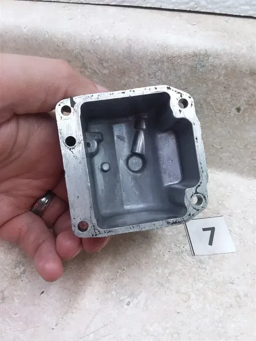 Yamaha XJ550 MAXIM SECA 1981 1982 1983 Carburetor Right Float Bowl #7 SA AP-381