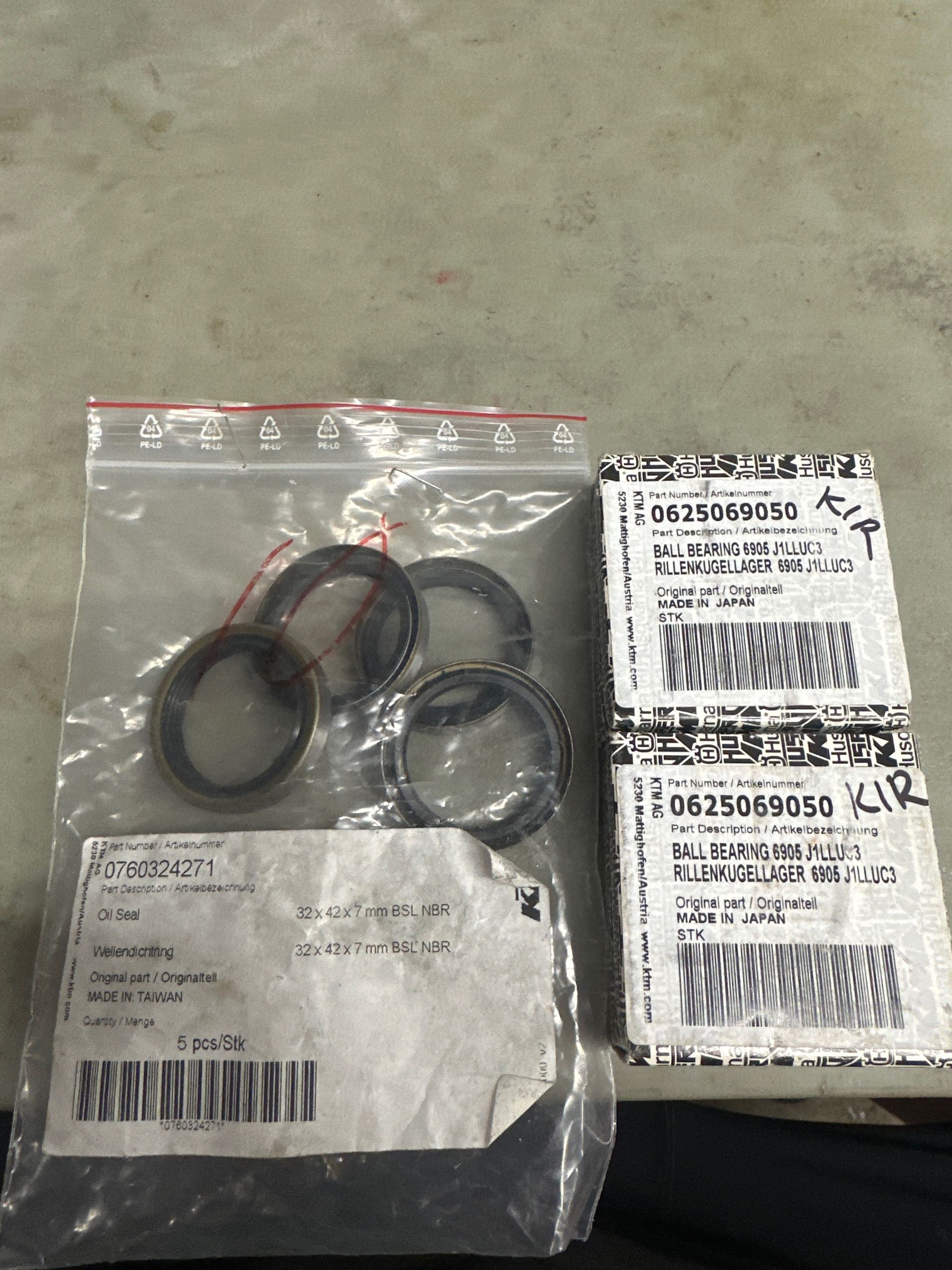 1 Set Of Ktm 85 Front Wheel Bearings And 2 Sets Of Ktm Front Wheel Seals