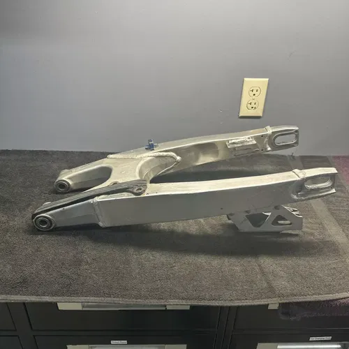 2007 SUZUKI RMZ450 REAR SWINGARM SWING ARM SUSPENSION PIVOT