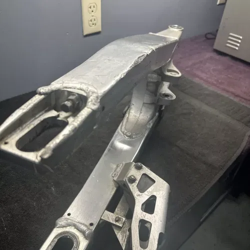 2007 SUZUKI RMZ450 REAR SWINGARM SWING ARM SUSPENSION PIVOT