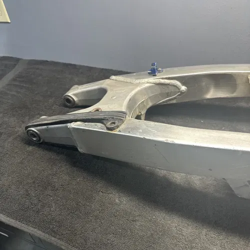 2007 SUZUKI RMZ450 REAR SWINGARM SWING ARM SUSPENSION PIVOT