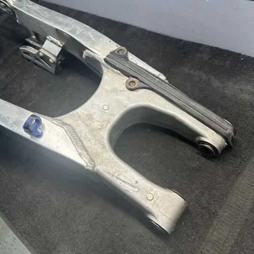 2007 SUZUKI RMZ450 REAR SWINGARM SWING ARM SUSPENSION PIVOT