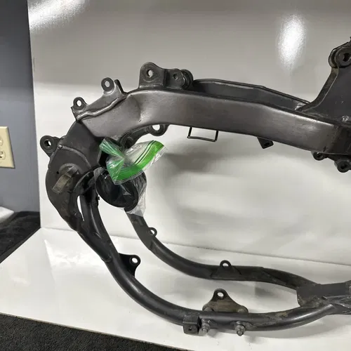 2001 Suzuki RM250 RM 250 Main Frame Chassis Cradle OEM 01 41100-37F00-24K