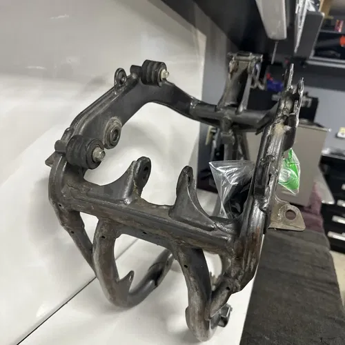 2001 Suzuki RM250 RM 250 Main Frame Chassis Cradle OEM 01 41100-37F00-24K