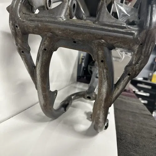 2001 Suzuki RM250 RM 250 Main Frame Chassis Cradle OEM 01 41100-37F00-24K