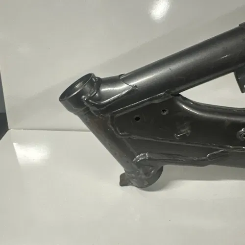 2001 Suzuki RM250 RM 250 Main Frame Chassis Cradle OEM 01 41100-37F00-24K