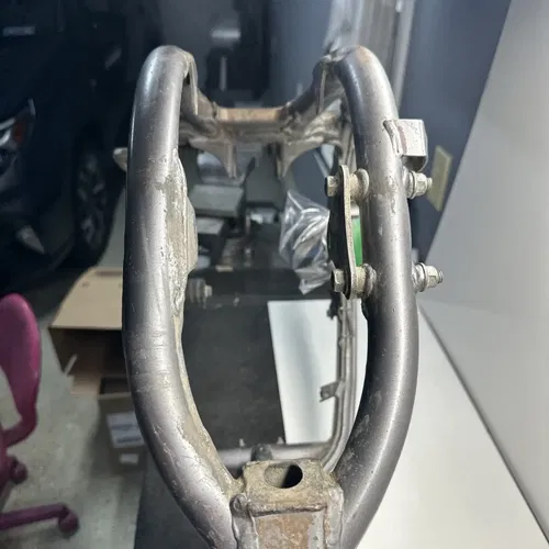2001 Suzuki RM250 RM 250 Main Frame Chassis Cradle OEM 01 41100-37F00-24K