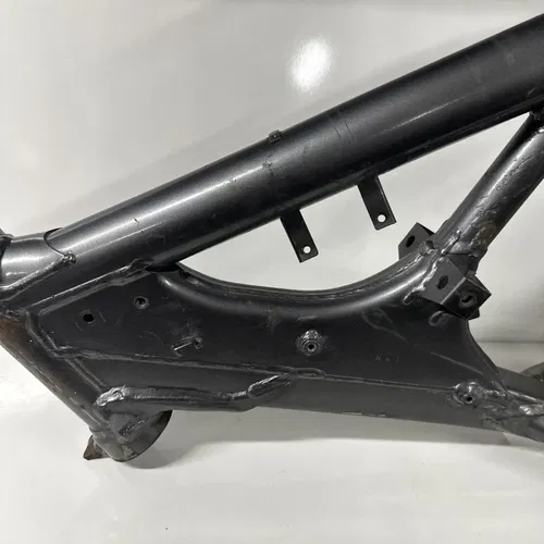 2001 Suzuki RM250 RM 250 Main Frame Chassis Cradle OEM 01 41100-37F00-24K